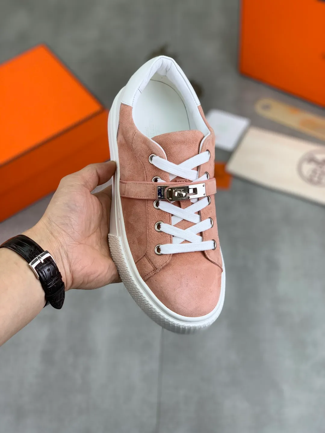 Men's men's shoes 💰P640 New Hermes top version Hermès classic couple style #𝐊𝐞𝐥𝐥𝐲 buckle casual white shoes skateboard shoes that will not conflict with shoes at all. Full of unknowns, Hermès rarely produces flat casual shoes and they are paired with classic palladium-plated Kelly shoe buckles! You'll fall in love with it at first sight. It's super versatile and can be worn with any skirt or pants. 🉑️Close your eyes and wear it. It's super noble. Fabric: Specific cowhide/canvas material. Lining: Sheepskin lining. Outsole: Original molded TPU outsole. Size: 35-45.